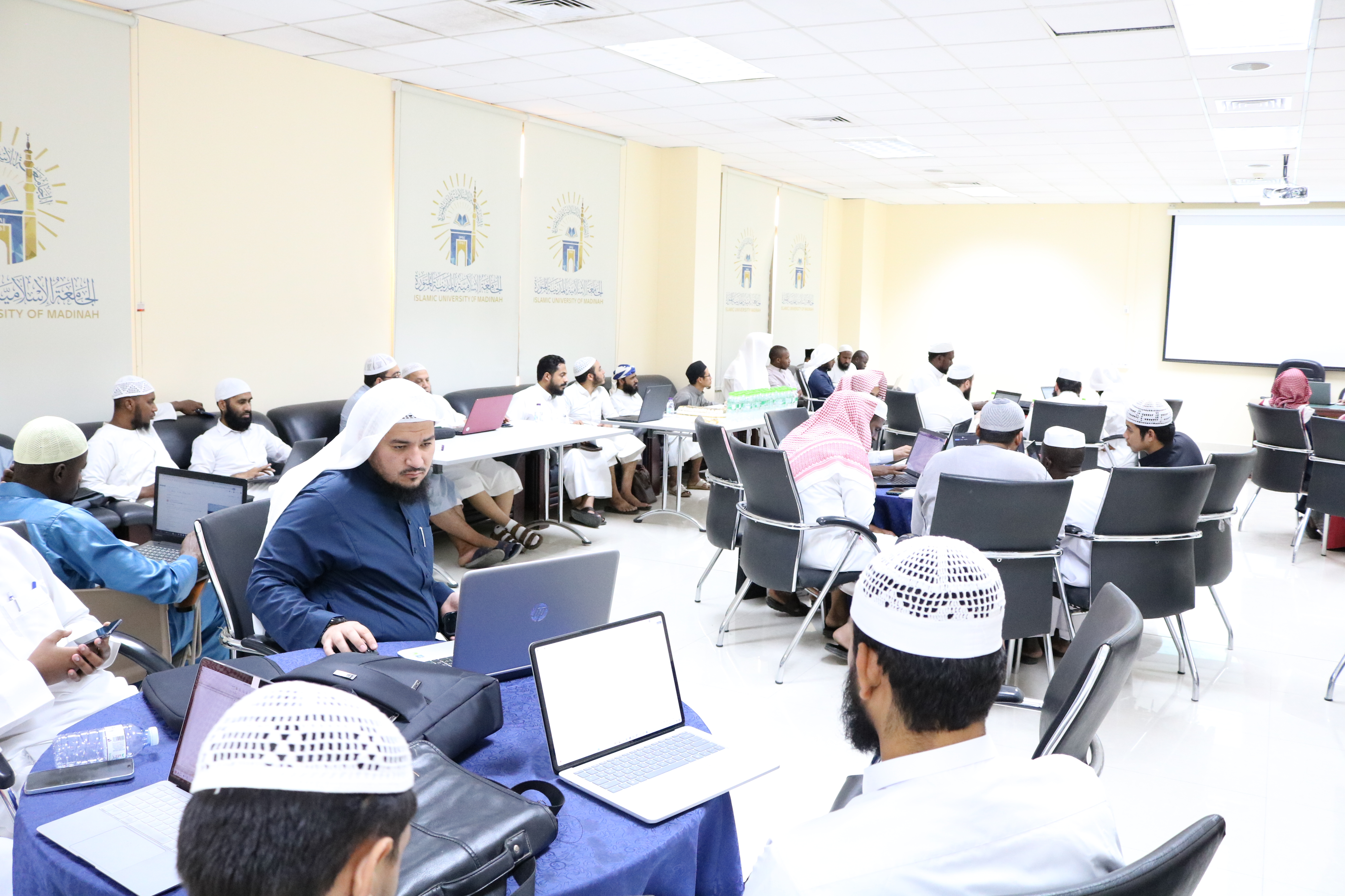 أقامت كلية القران الكريم لقاءً بعنوان: المهارات الأساسية  في تنسيق الأبحاث العلمية